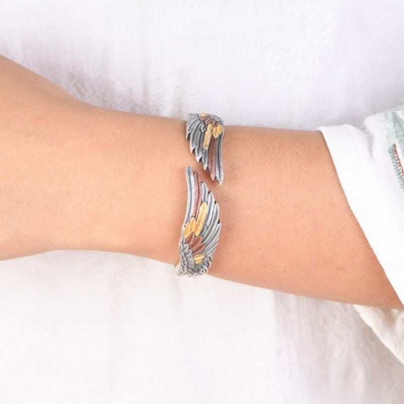 羽モチーフのバングル - 細かな彫刻を施した豪華な純銀