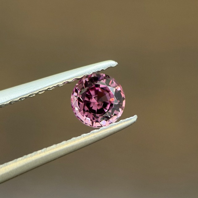 マラヤガーネット 4.5x4.5x3.1mm, 0.48ct, マダガスカル産