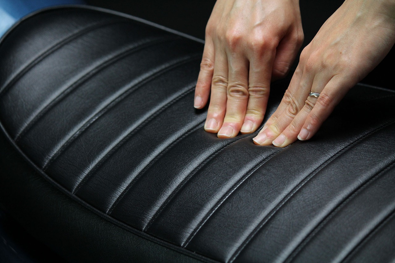 GOODSEAT "SLENDER" Tuckroll (BLACK) SR400/500 (78-08YEAR)