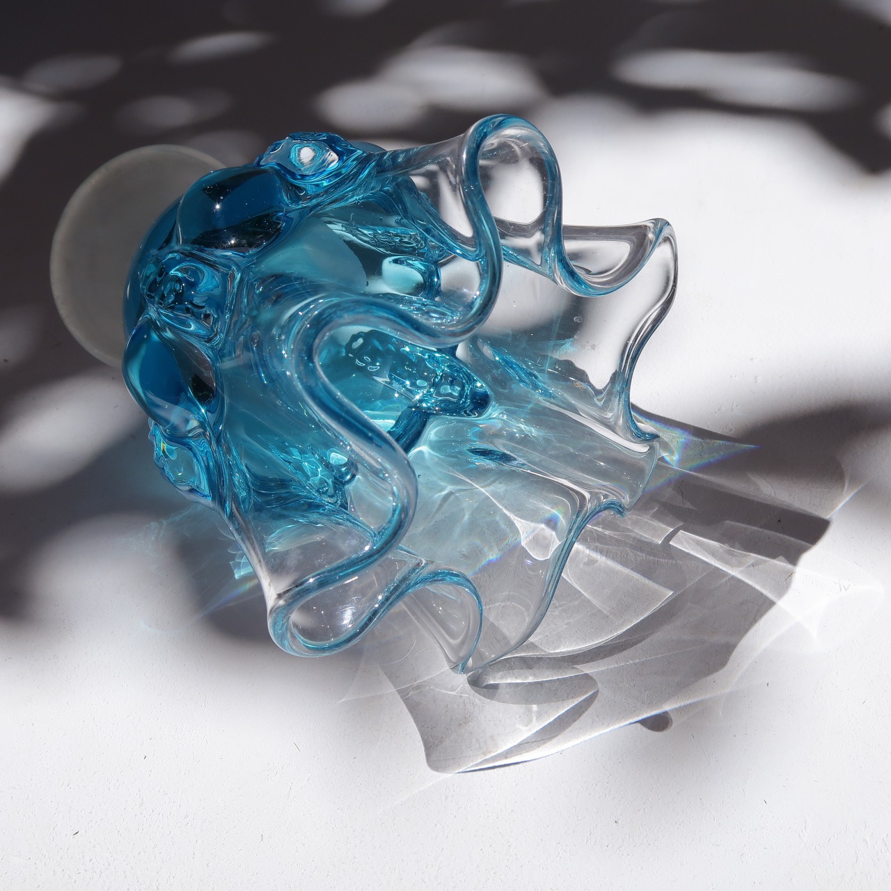 ぽこぽこした水色の花瓶