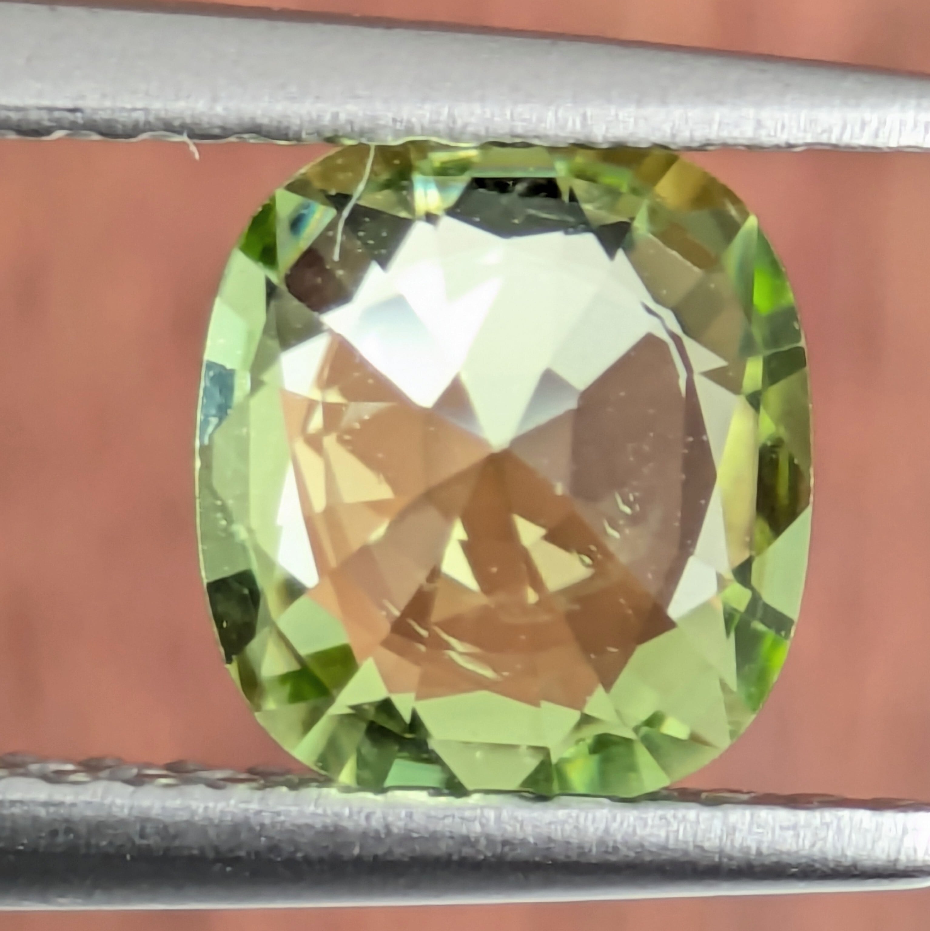 ペリドット ルース ミャンマー・モゴック産【1.03ct】 PRO209390