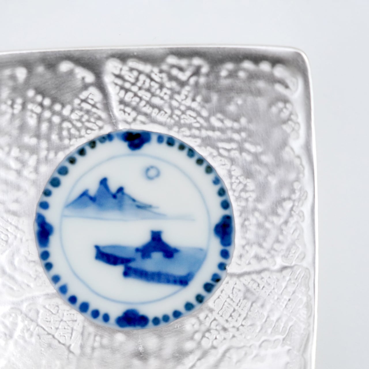銀彩染付 山水豆皿図 9cm角小皿 | 福珠窯ファクトリーショップ