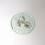 水たまりのようなガラスのプレート