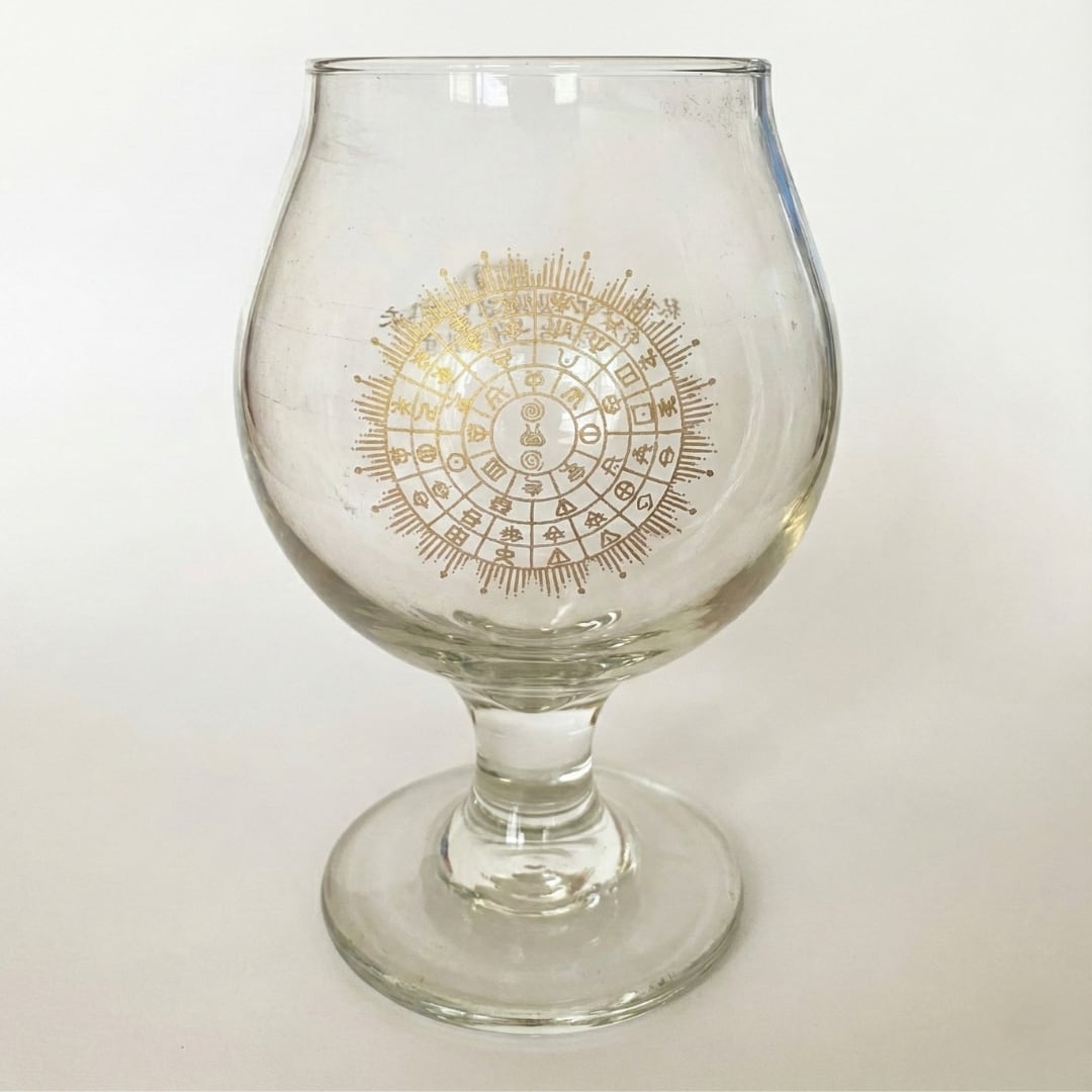 金色のフトマニ図が施されたフトマニグラスの実物商品