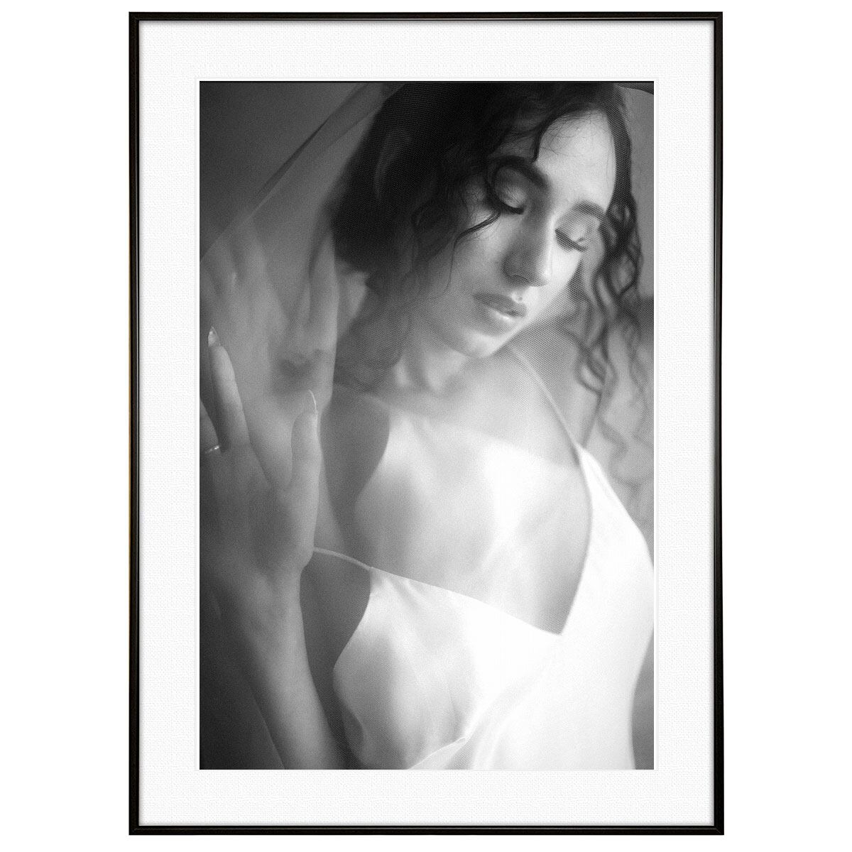 人物写真 白いドレスを着た女性 インテリアモノクロアートポスター額装 AS2236