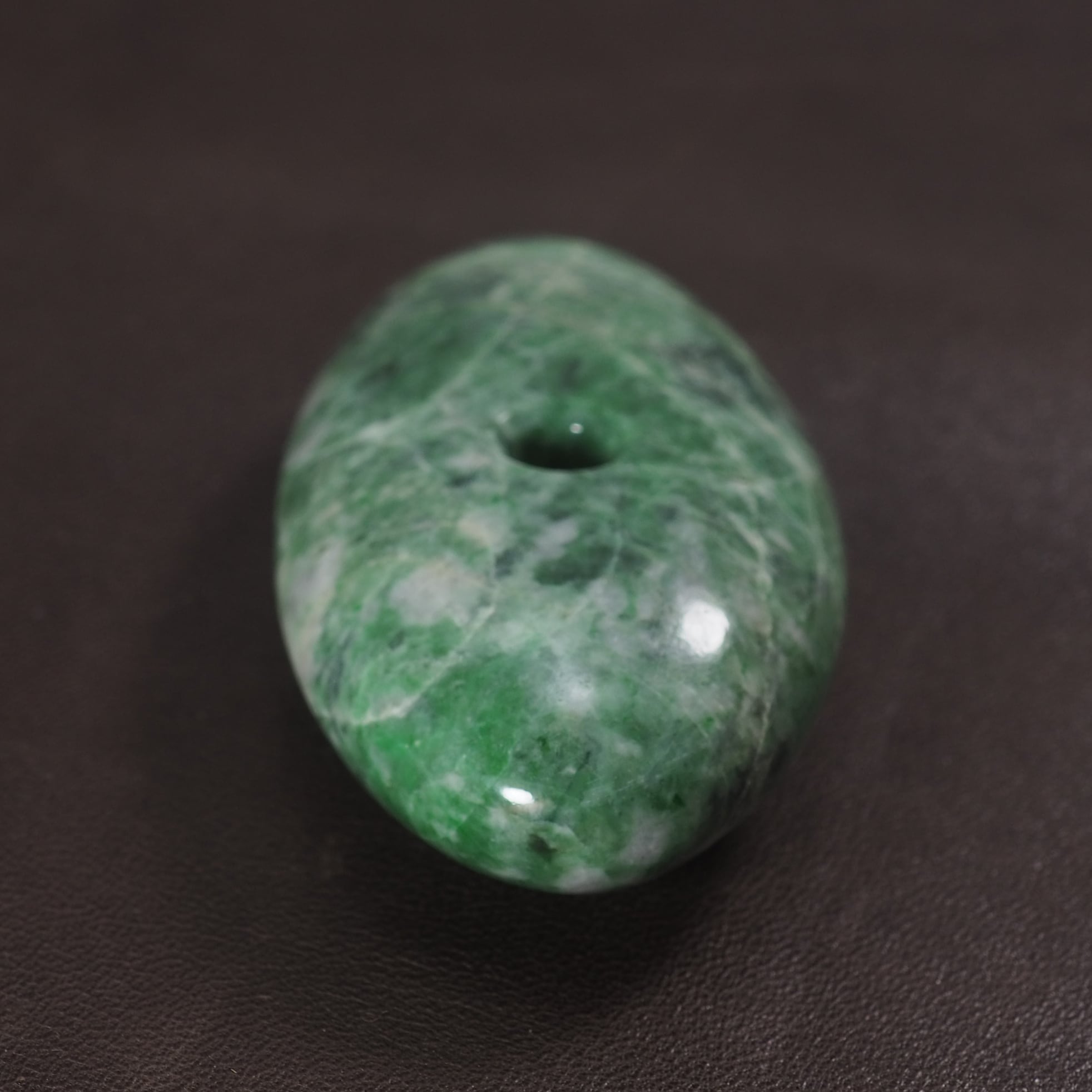 糸魚川翡翠 大珠 鮮緑圧砕翡翠 74mm vivid-green crushed jade Taishu