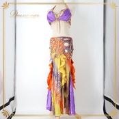 ベリーダンス オリエンタル 衣装 上下セット オレンジ系 トップス スカート 黄 紫 ラインストーン ビーズ 豪華 装飾 フリンジ フリル 光沢 肌見せ セクシー ストーン 華やか ステージ イベント スパンコール イエロー系 パープル系