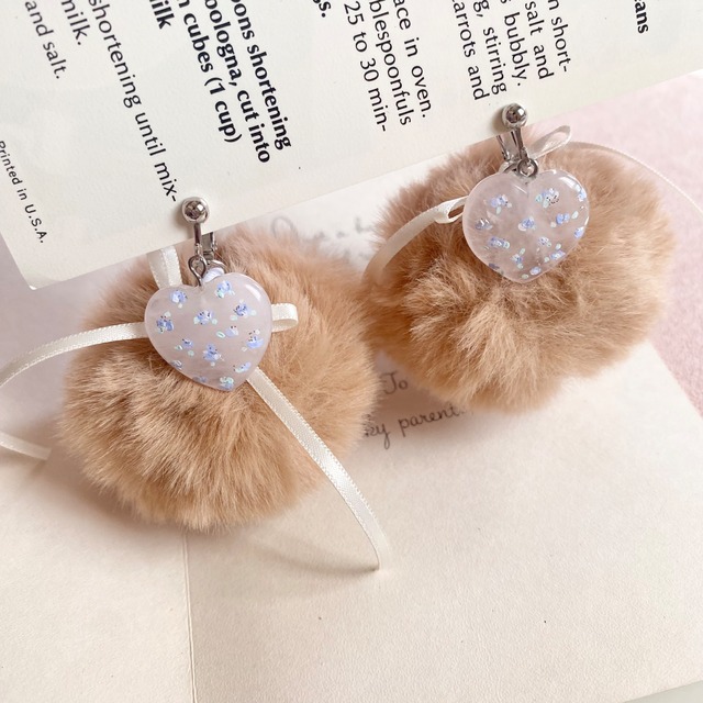 ぽんぽんモカx ブルー小花イヤリング MOKA Pon Pon hand painted earrings