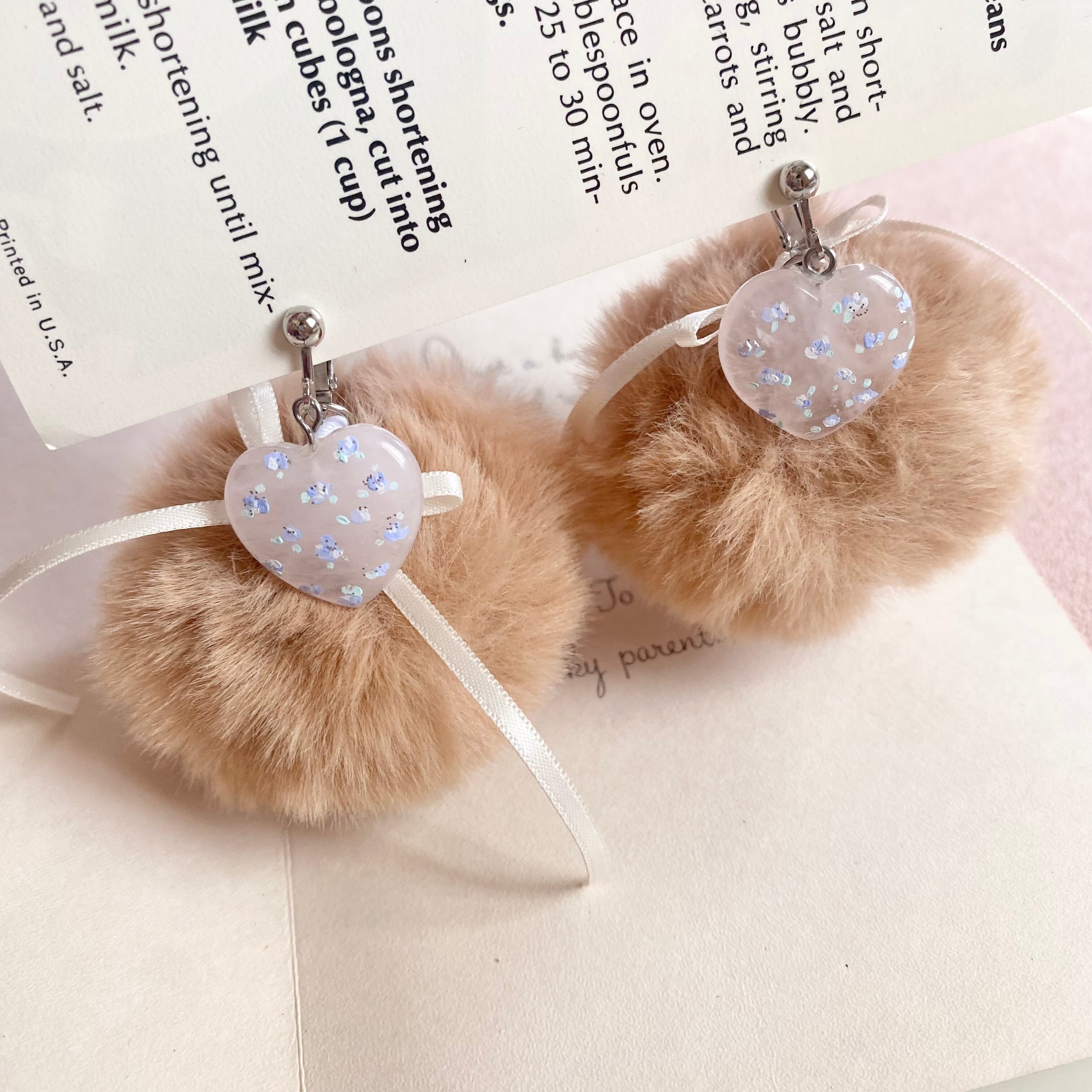 ぽんぽんモカx ブルー小花イヤリング MOKA Pon Pon hand painted earrings