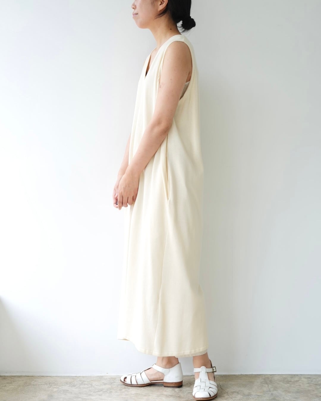 Yoli コットンVネックスリーブレスワンピース | Vie