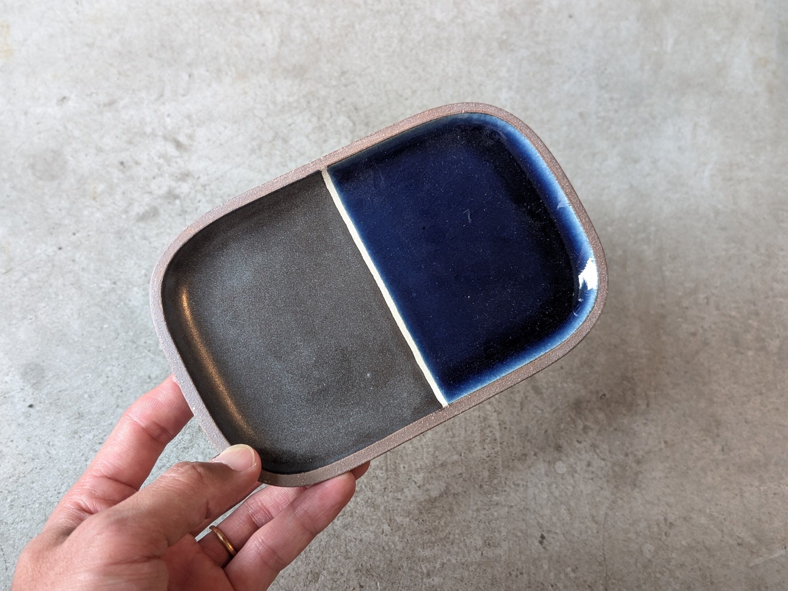 やちむん 角皿小 / ベントウ(黒∣呉須) | 一翠窯