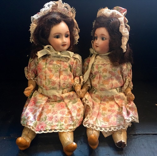 双子の人形