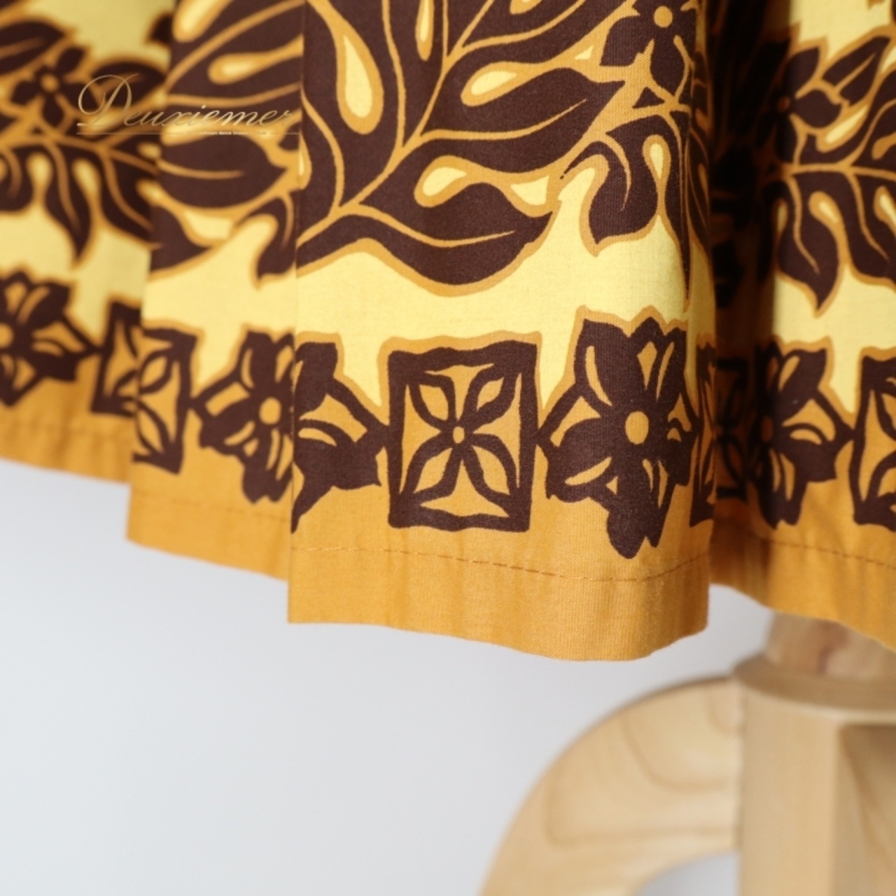 フラダンス 衣装 パウスカート ブラウン系 プルメリア柄 モンステラ柄 ハワイアンプリント アロハ フラ ダンス レッスン 練習 植物柄 花柄 シングル スカート フレア 華やか おしゃれ かわいい 上品 イエロー系 茶 黄 フラダンス衣装 おしゃれなスカート ハワイアンファッション カジュアル キュート ダンスウェア