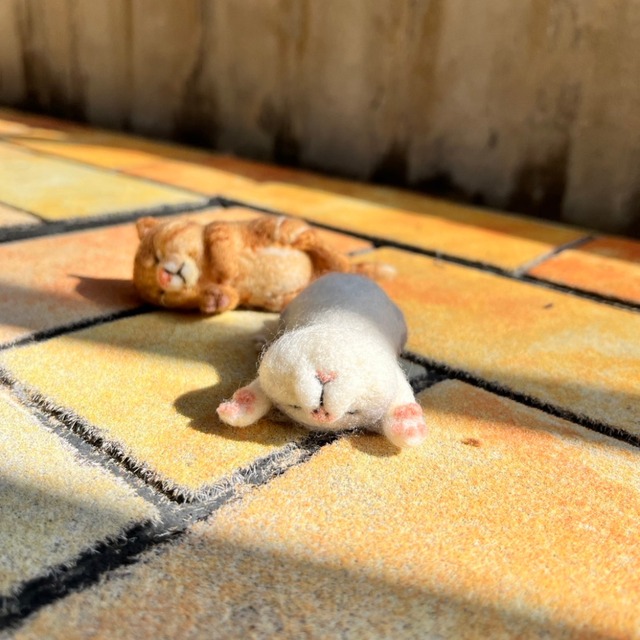 羊毛フェルト　猫の置物（グレーのハチワレ)　置物