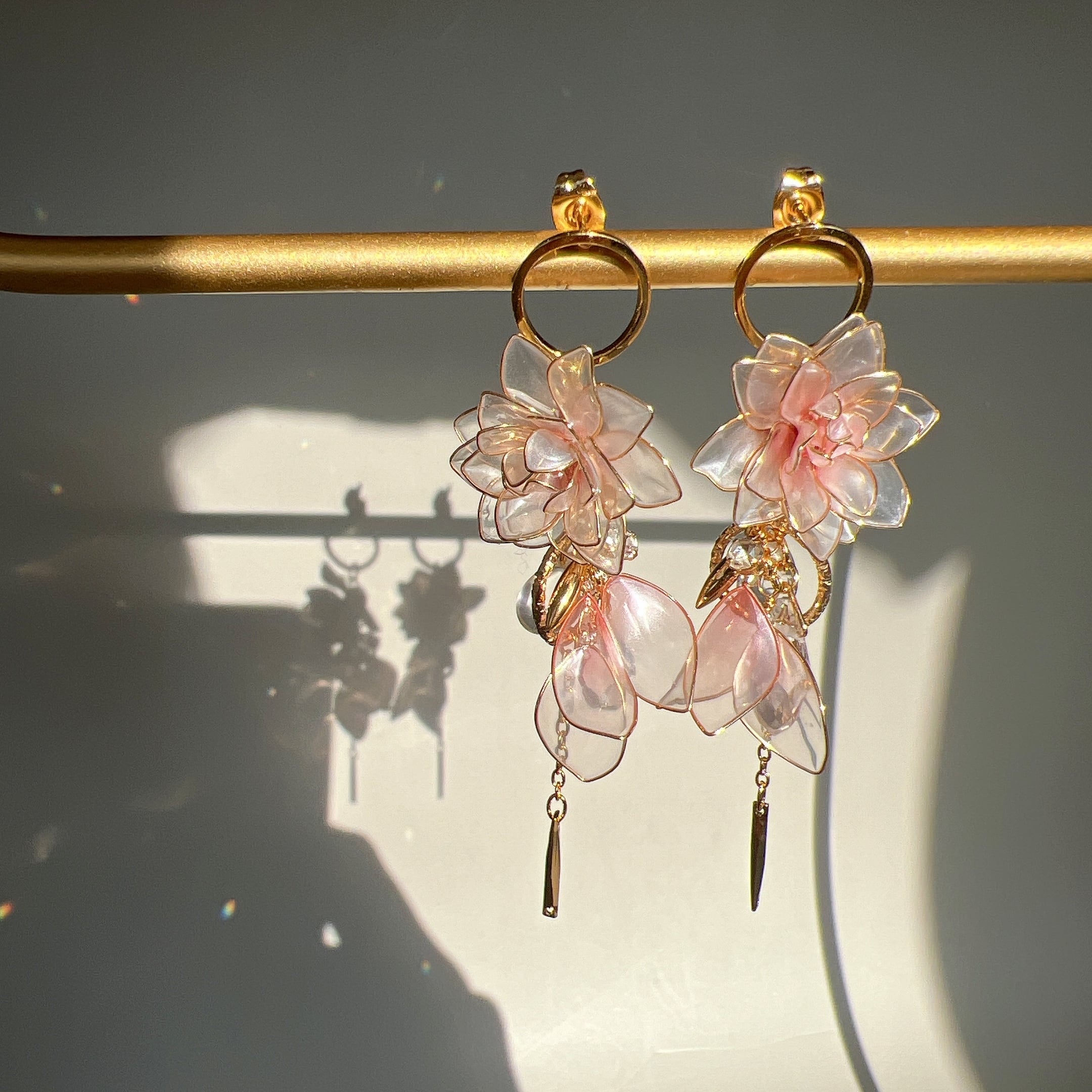 flowerフープとパールチャームの2wayイヤリング