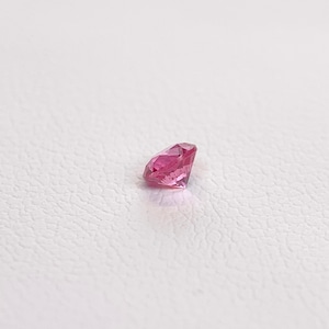 丸いスピネル 赤系 約3.1*2.2mm r-0523