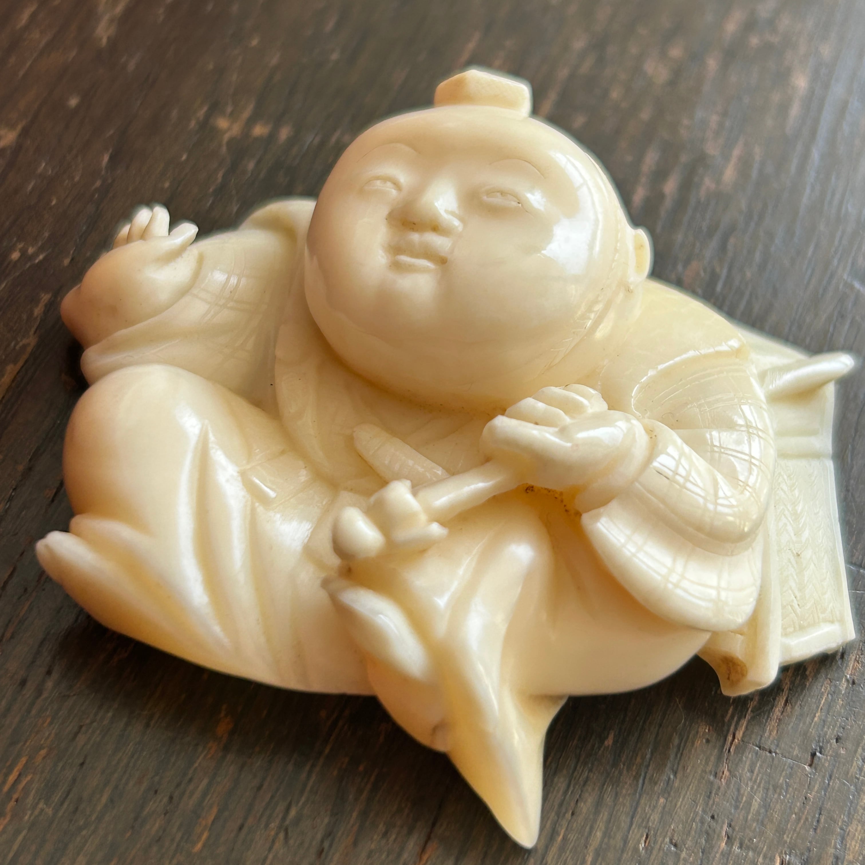 アンティーク　マッコウ鯨歯　なんだか福々しい中間の帯留め