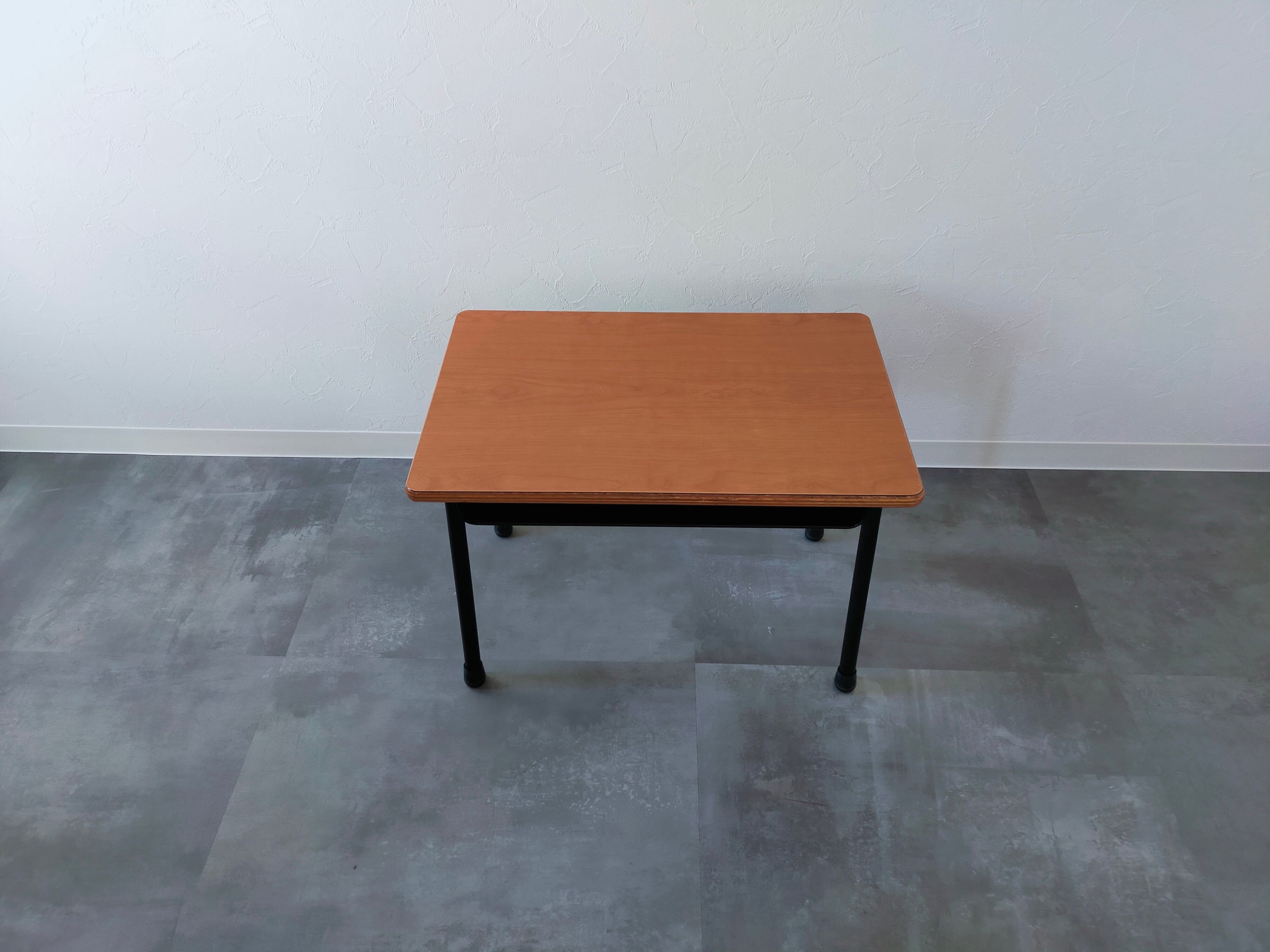 あの頃にタイムスリップ？懐かしさ溢れるローテーブル（学校机