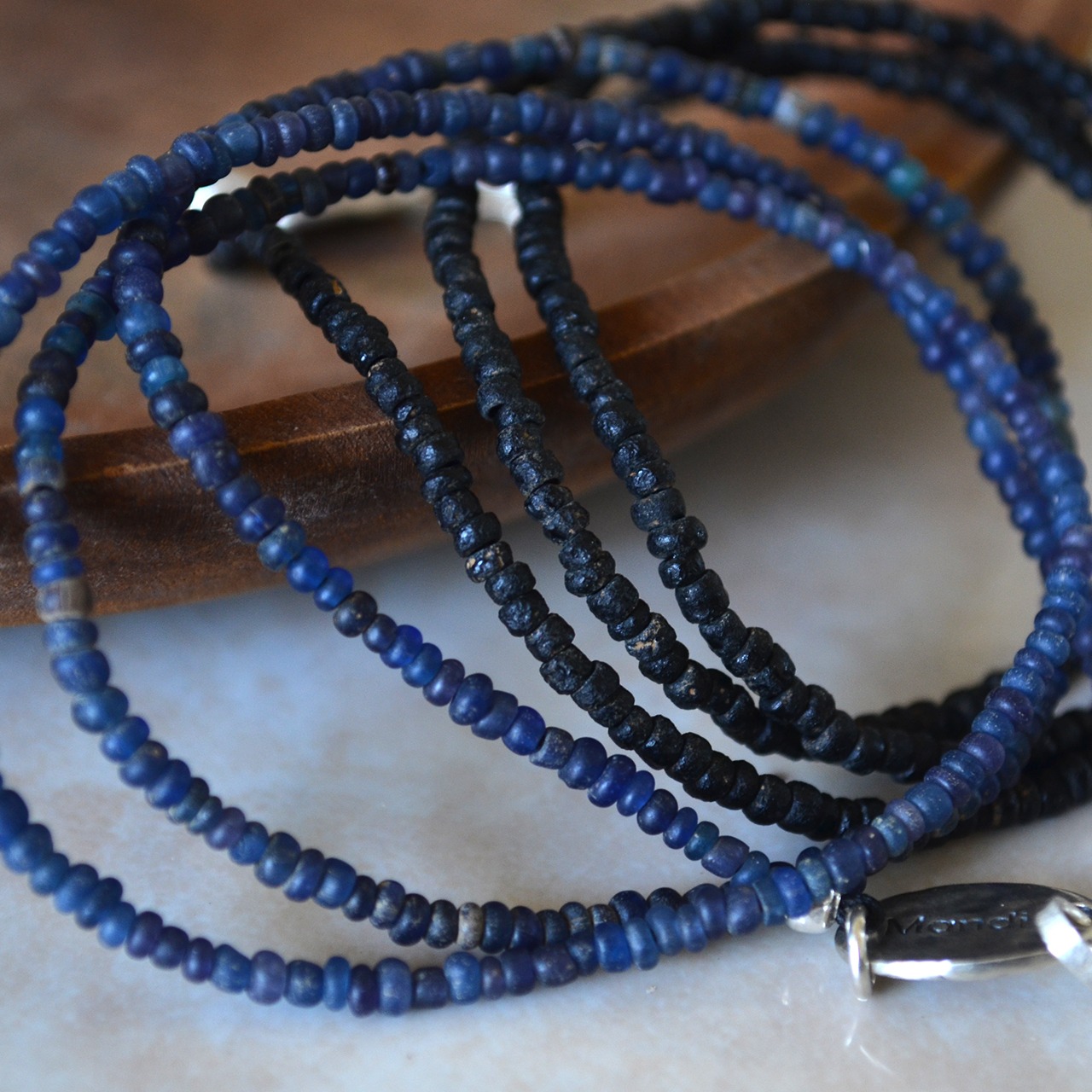 Mandi/マンディ Small A.Beads Necklace(50cm)(Navy/Black)