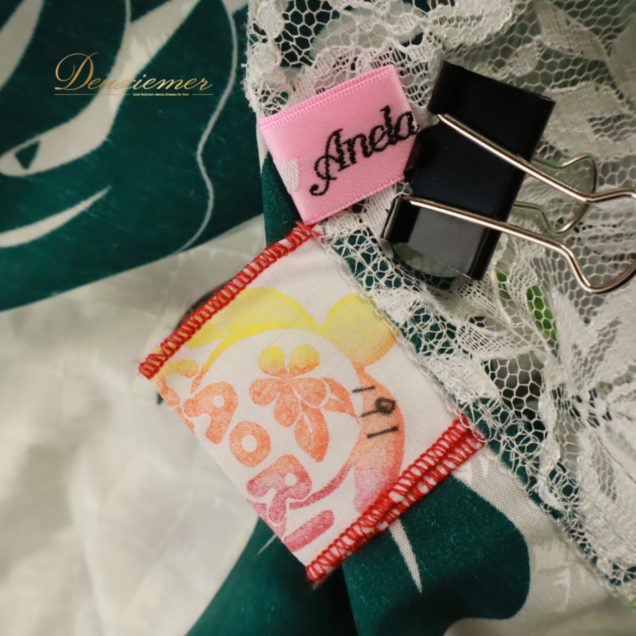 フラダンス 衣装 Anela Wink アネラウィンク パウスカート グリーン系 モンステラ柄 イプヘケ 花柄 レース フリル 黄緑 緑 白 茶 ブラウン系 ホワイト系 ブルー系 シングル スカート フレア 華やか 鮮やか かわいい おしゃれ 上品 ダンス衣装 練習着 レッスンウェア