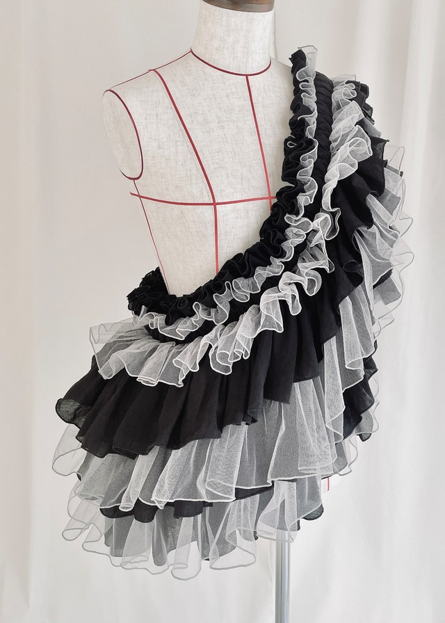 DŌRA QUAX | Ruffled Hidden Bag - MONOCHROME
