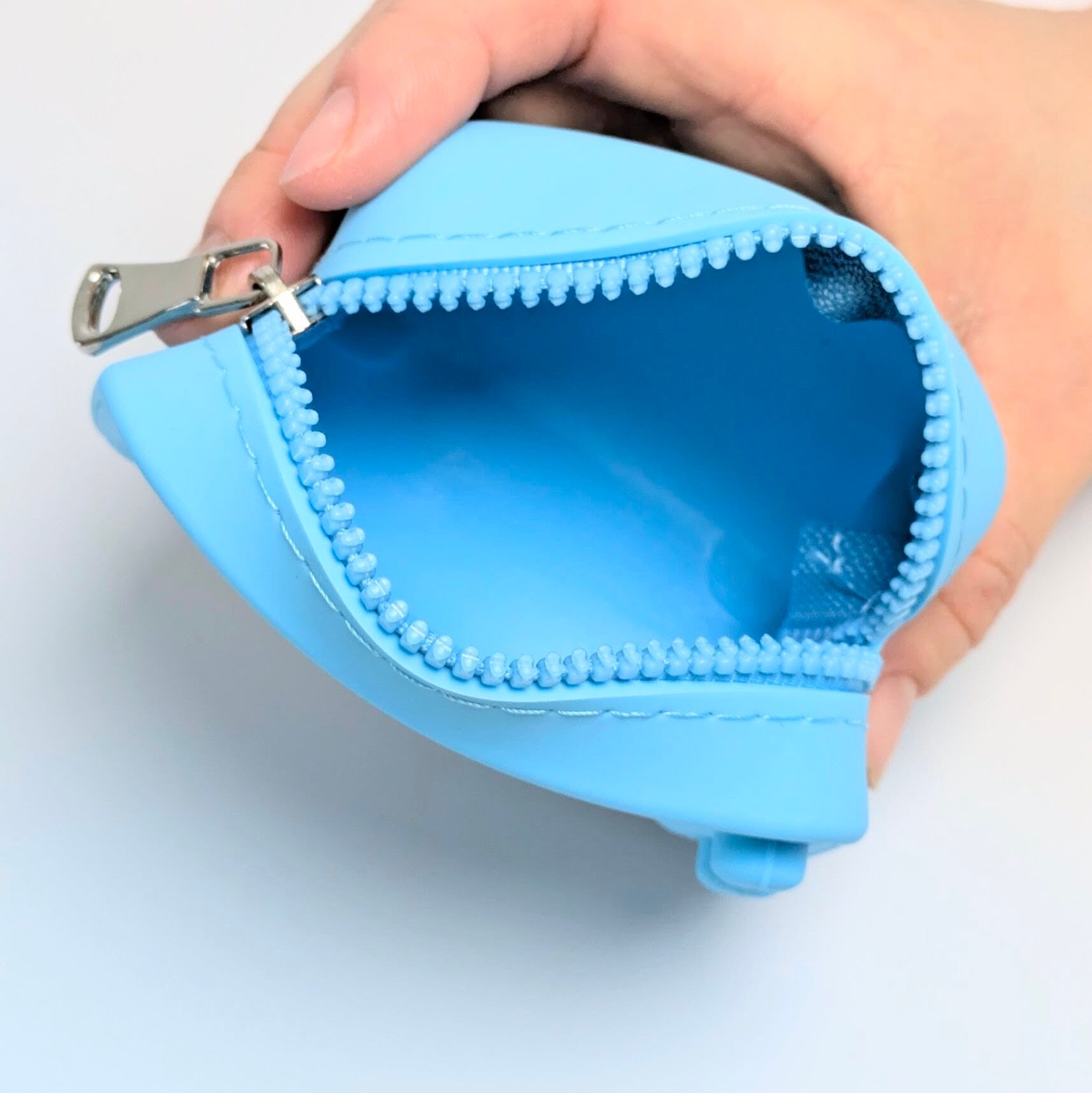 【 California Raisins( カリフォルニアレーズン ) 】SILICONE POUCH ( シリコーンポーチ ) TV / テレビ型 / 小物入れ / コインケース / コスメポーチ 〚アメリカン雑貨 アメトイ〛