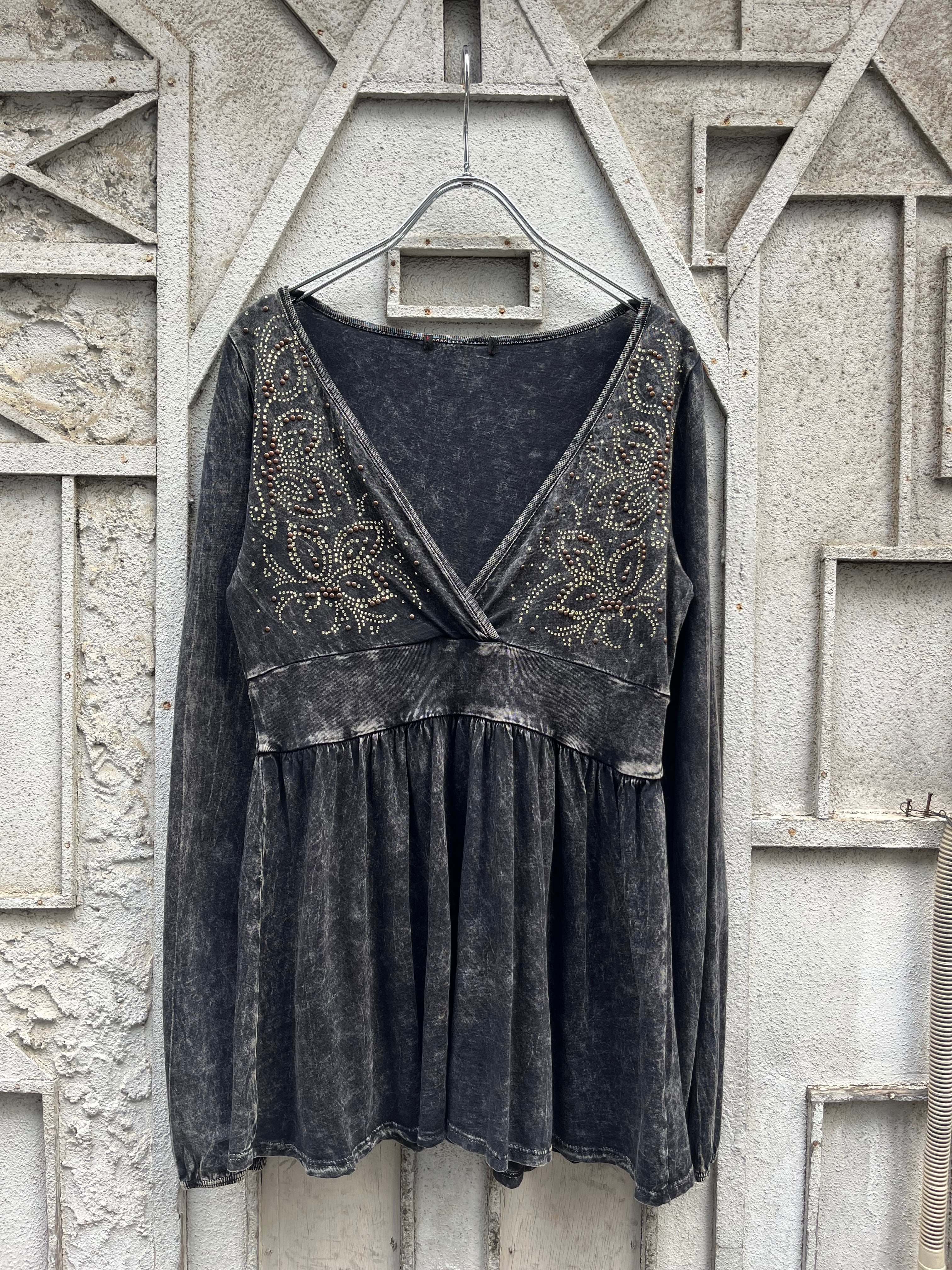 "STUDS" v-neck tunic