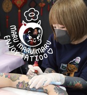 「I DON'T CARE ABOUT FLOWERS!」 - Dashboard Accessory /アネモネピンク（M&MsｘMARUMARUMARU TATTOO コラボ）