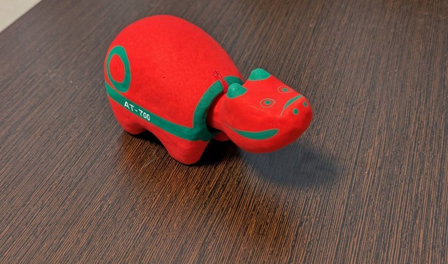 赤べこの張り子　会津鉄道車両柄　A T 700