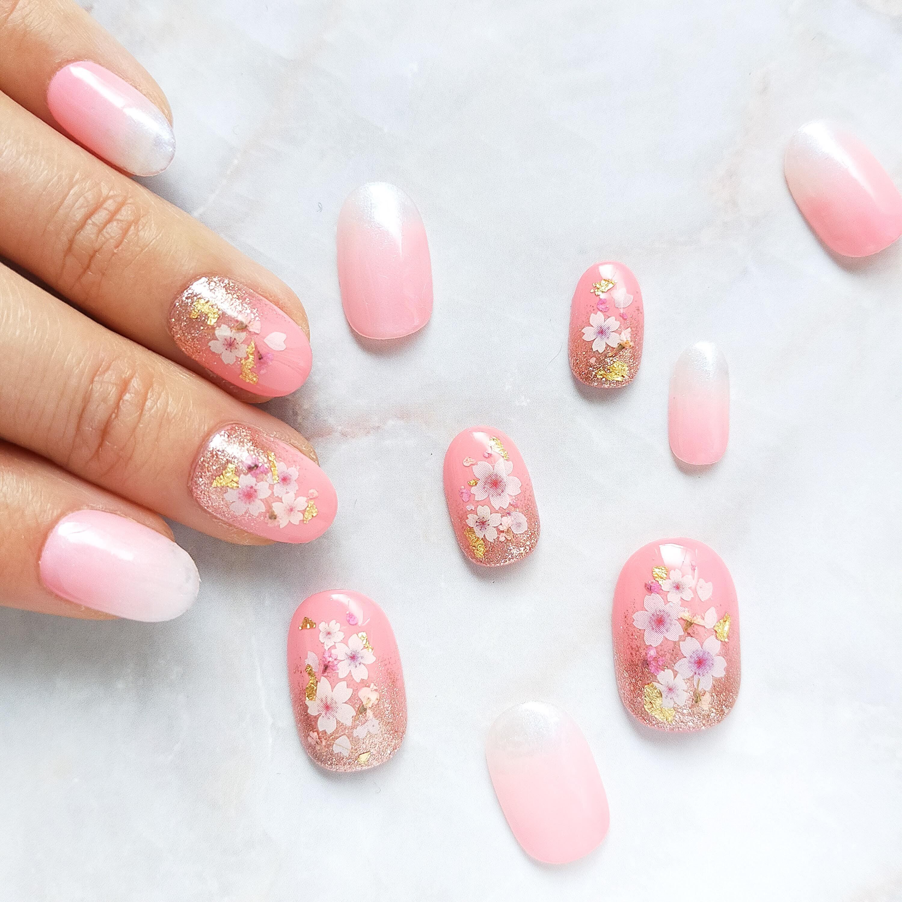 黒い着物に優雅に映える息吞む指先 前撮り 桜 和装 ウェディング ネイルチップ専門店aula Nail ーアウラ ネイルー