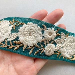 〈再入荷〉白花刺繍の緑チュールリボン(1mカット)