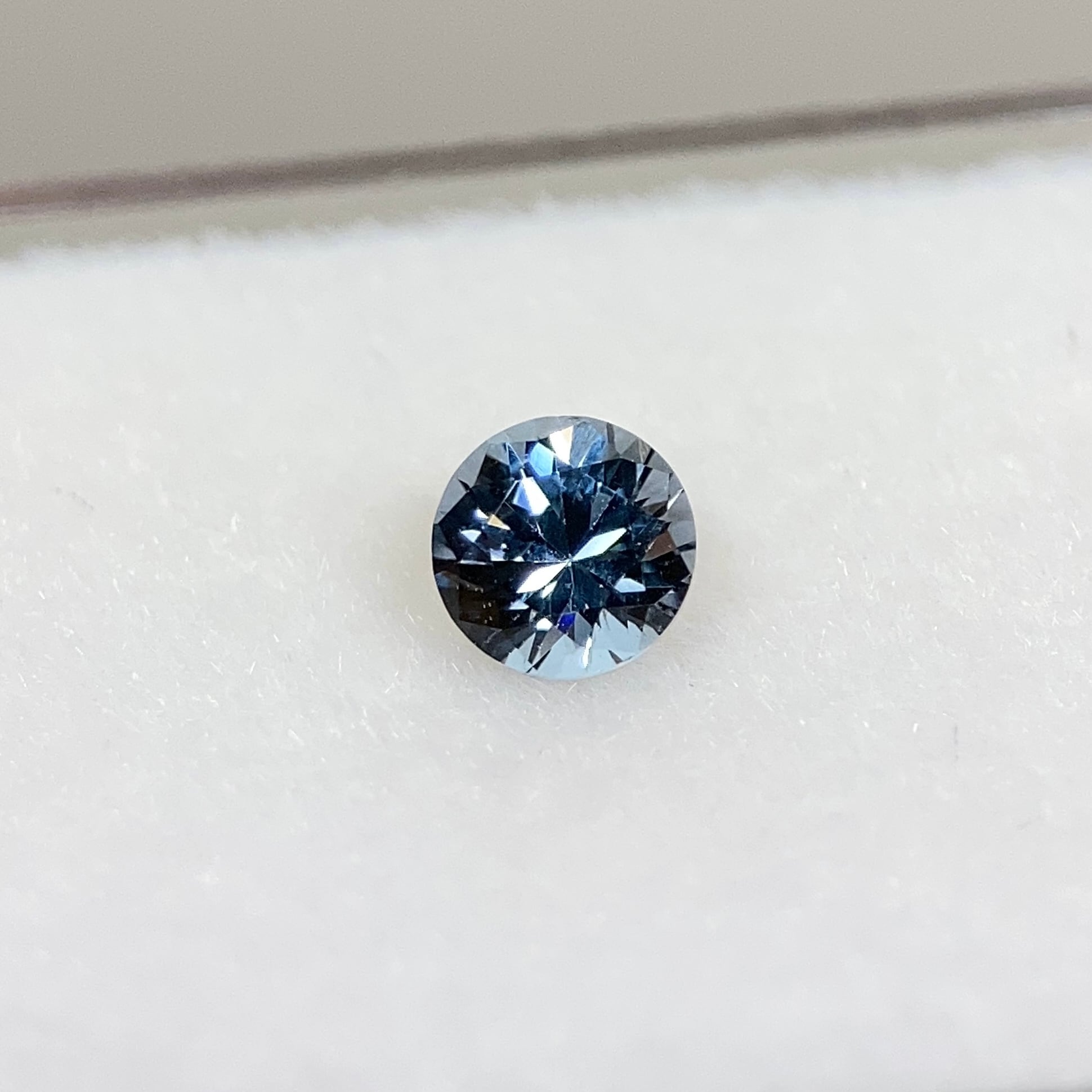 丸いスピネル  約3.8mm*2.7mm r-0546
