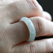 【 16号 】光が反射して鮮明な透明度を見せてくれる！ 翡翠くり抜き甲丸リング A貨翡翠 jd_rg1069