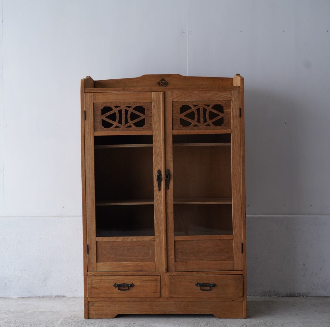 古い開き戸のキャビネット