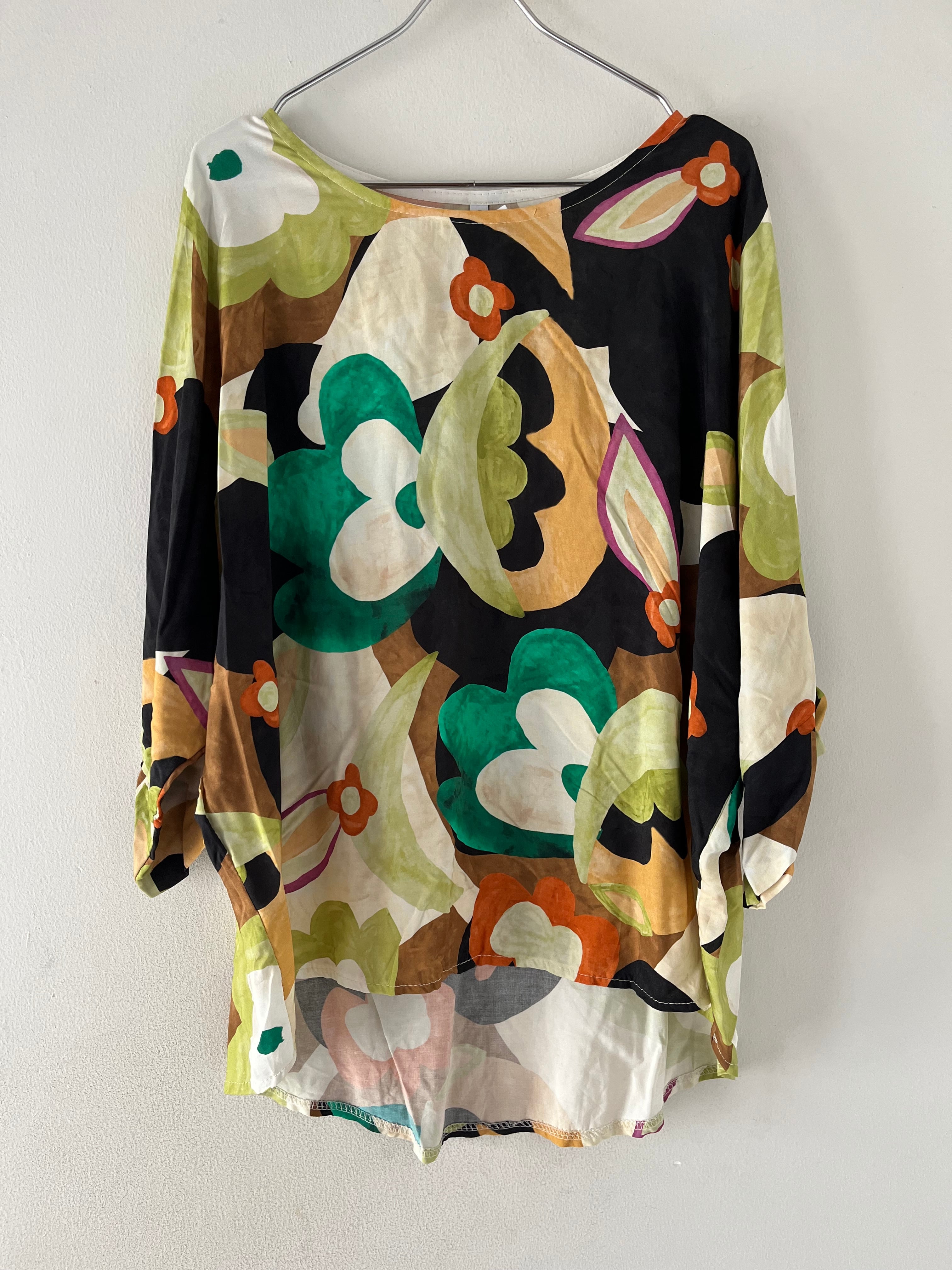 大胆な花柄ブラウス