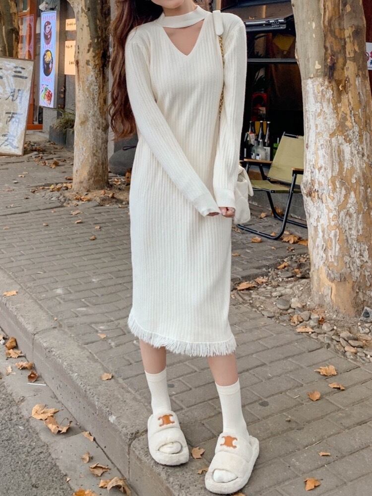 デイリーカジュアルに映える一枚 フリンジ付きカットアウトニットワンピース リブ素材 秋冬コーデ シンプル 上品 大きいサイズ 韓国 CH9588