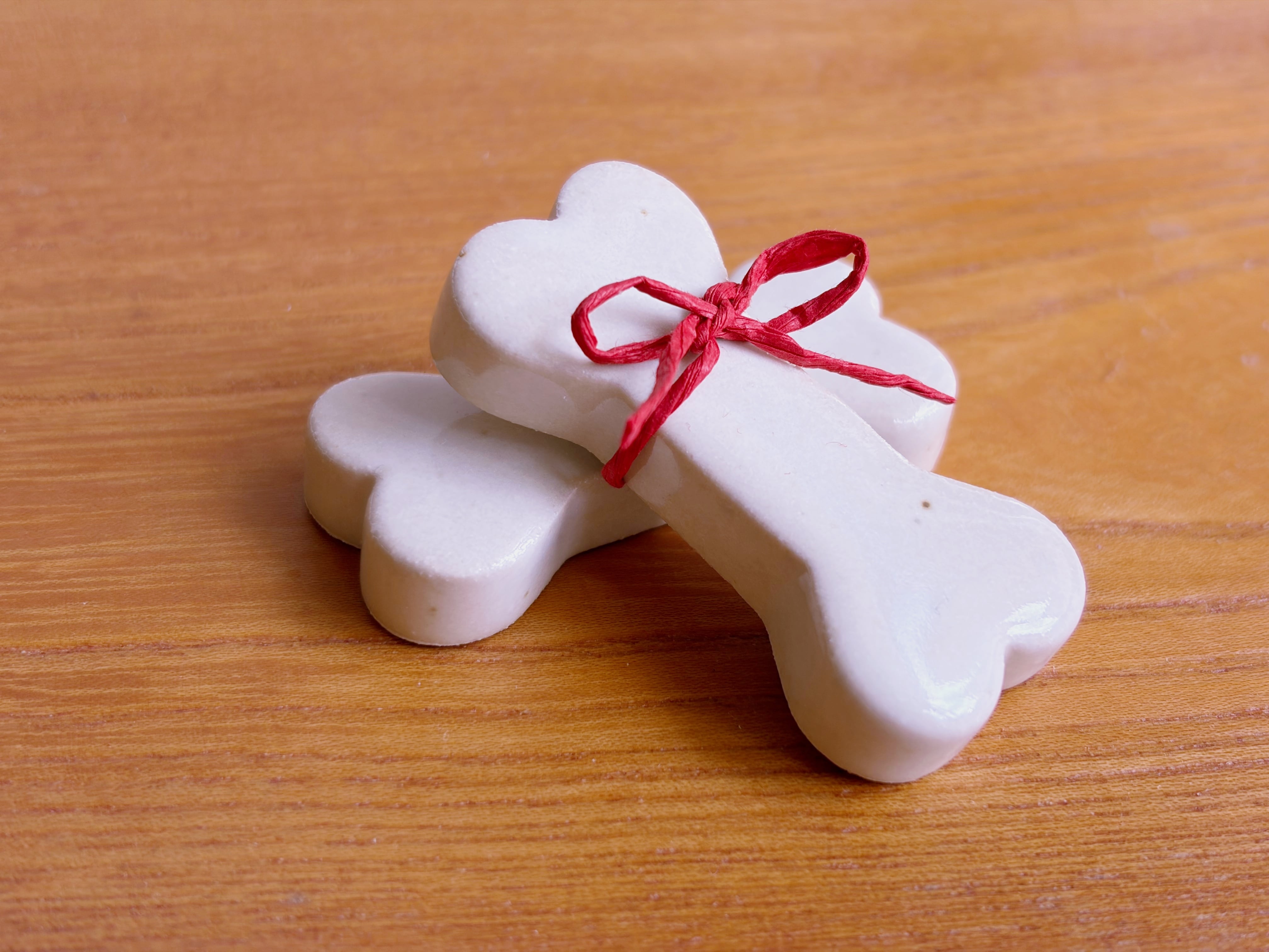 ほねの形した箸置き