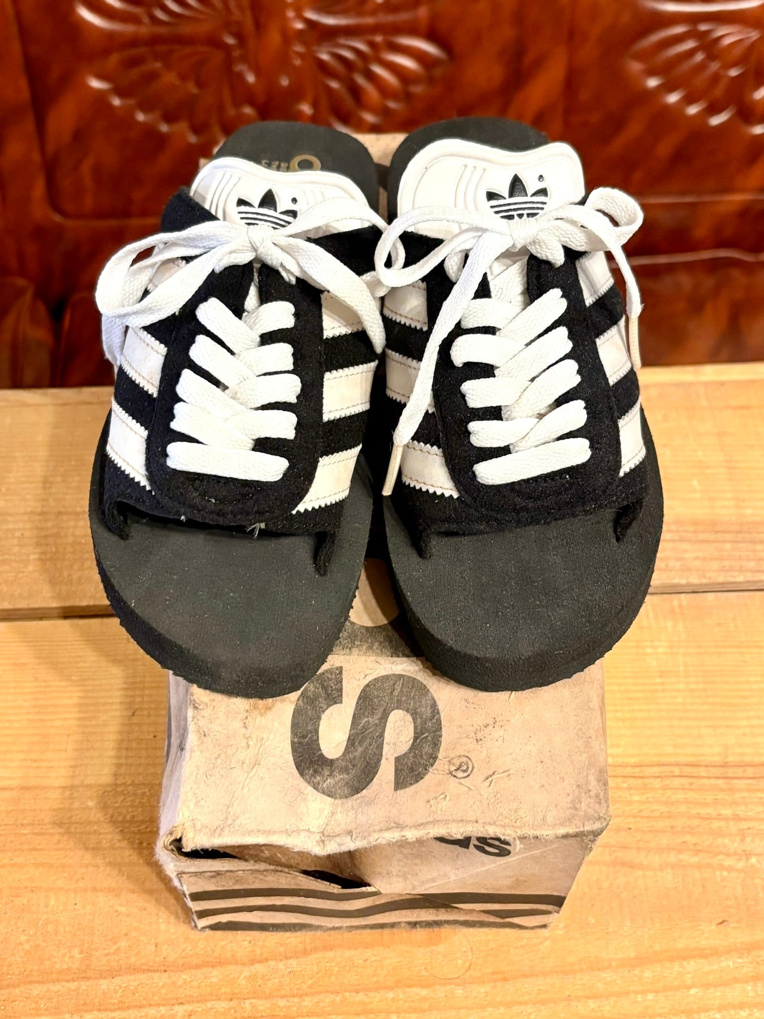 adidas（アディダス）BEACH GAZELLE（ビーチ ガゼル）4 22.5cm 黒/白