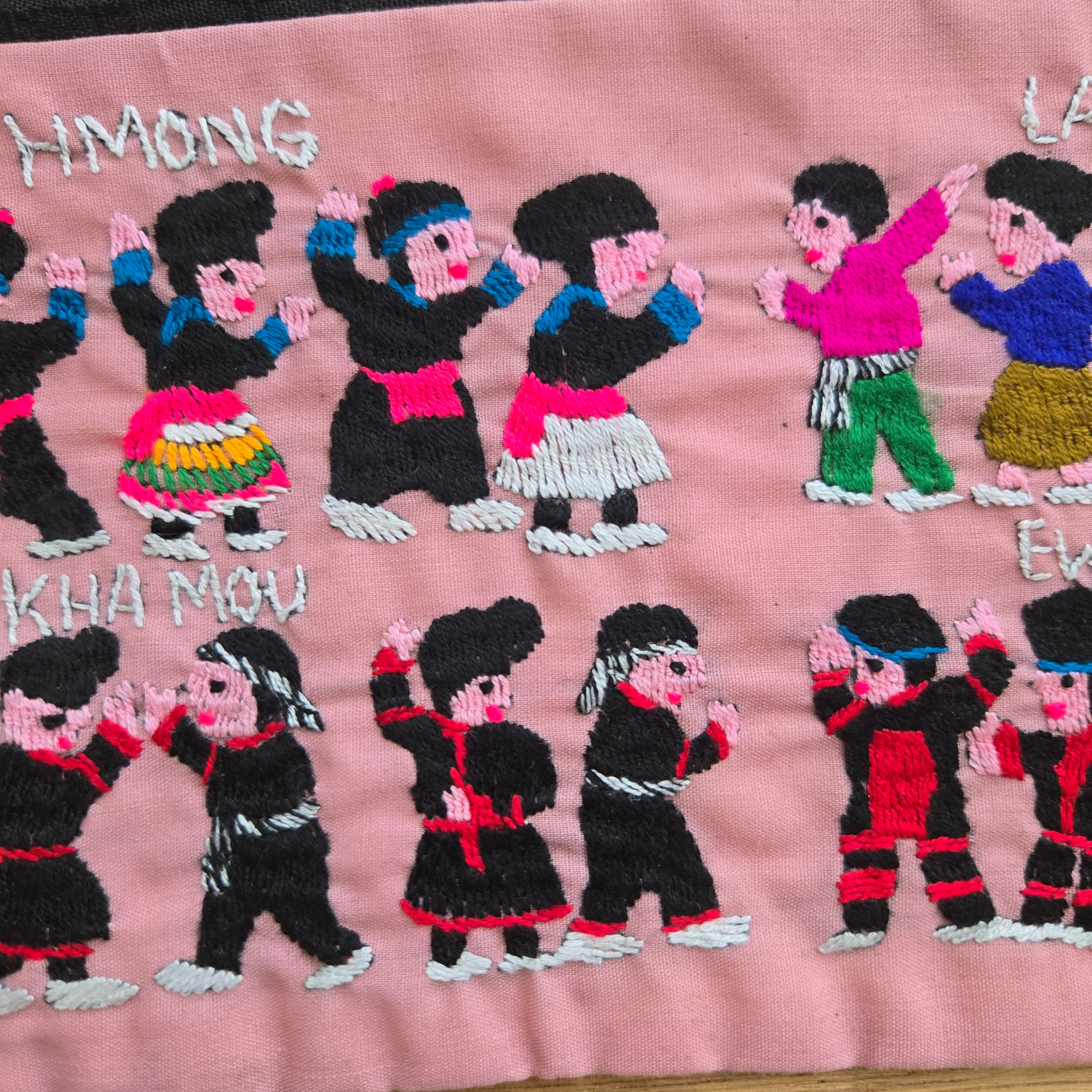 ラオス モン族手刺繍ポーチ・ラオスの人々 | gururi