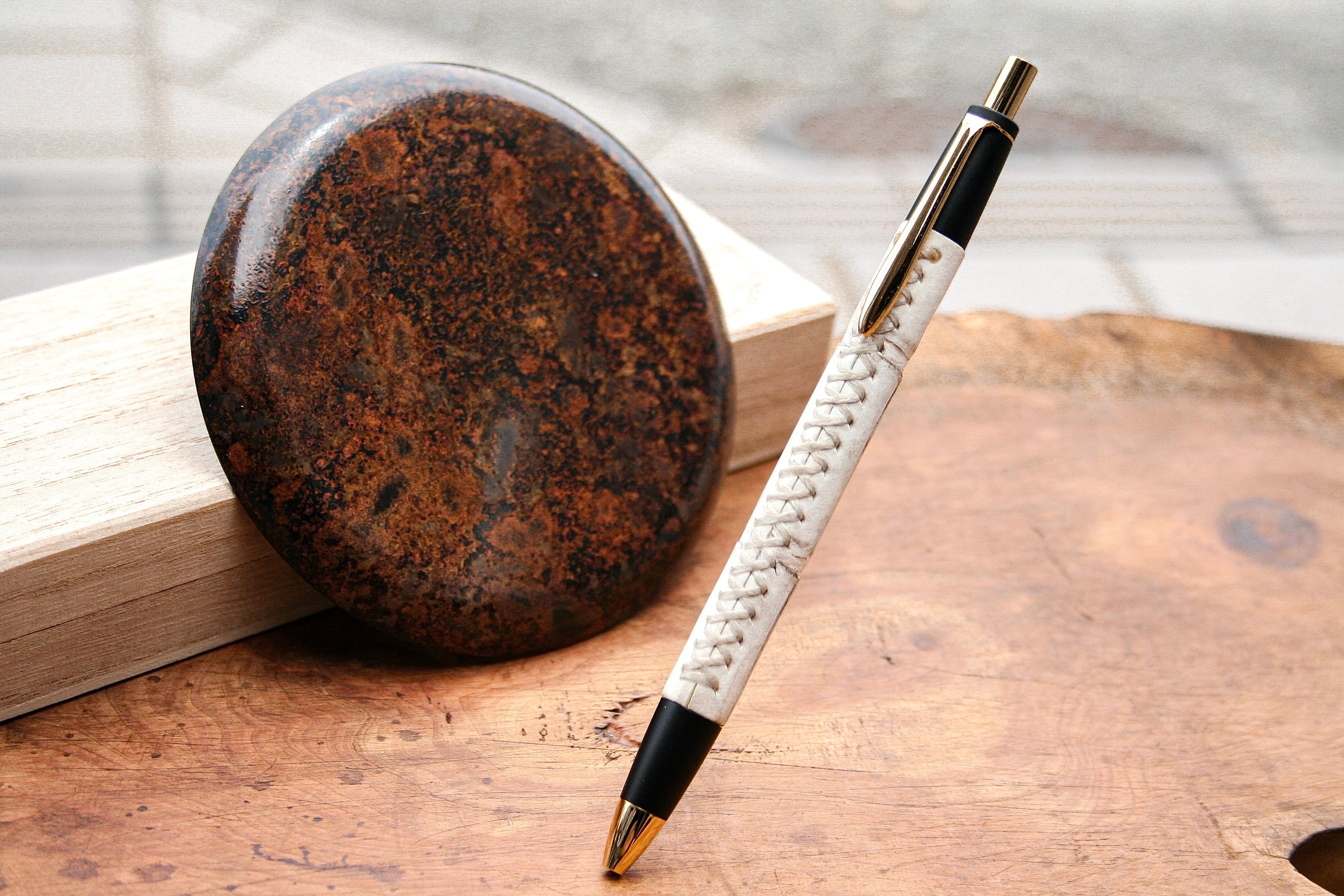 ☆不定期販売☆ 革軸ペン【ヒマラヤクロコダイル】 | Schicksal