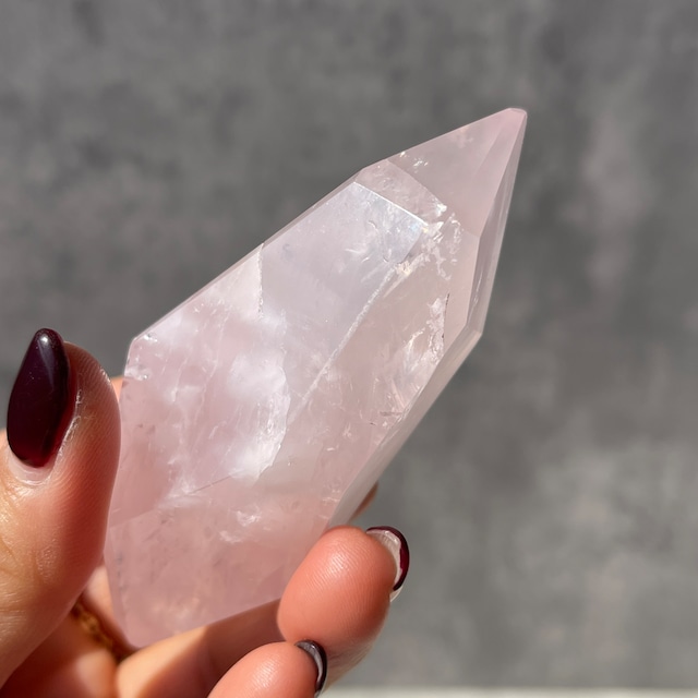 ブラジル・バイーア州産 ローズクォーツ ポリッシュポイント｜握れるサイズ｜淡いピンクの天然石