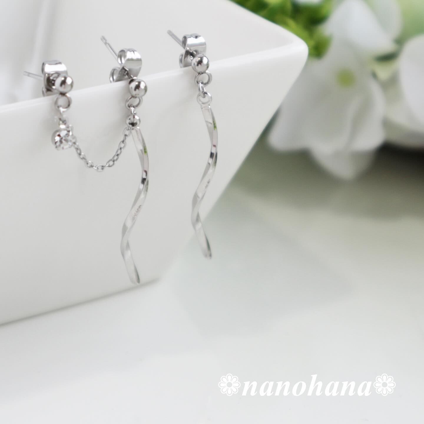 ラインストーン付デザインスティック2連チェーンピアス ラインストーン付デザインスティック2連チェーンピアス