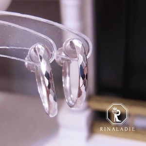 【華奢シリーズ】Pt900ダイヤモンドカットの白蛇のうろこフープイヤリング