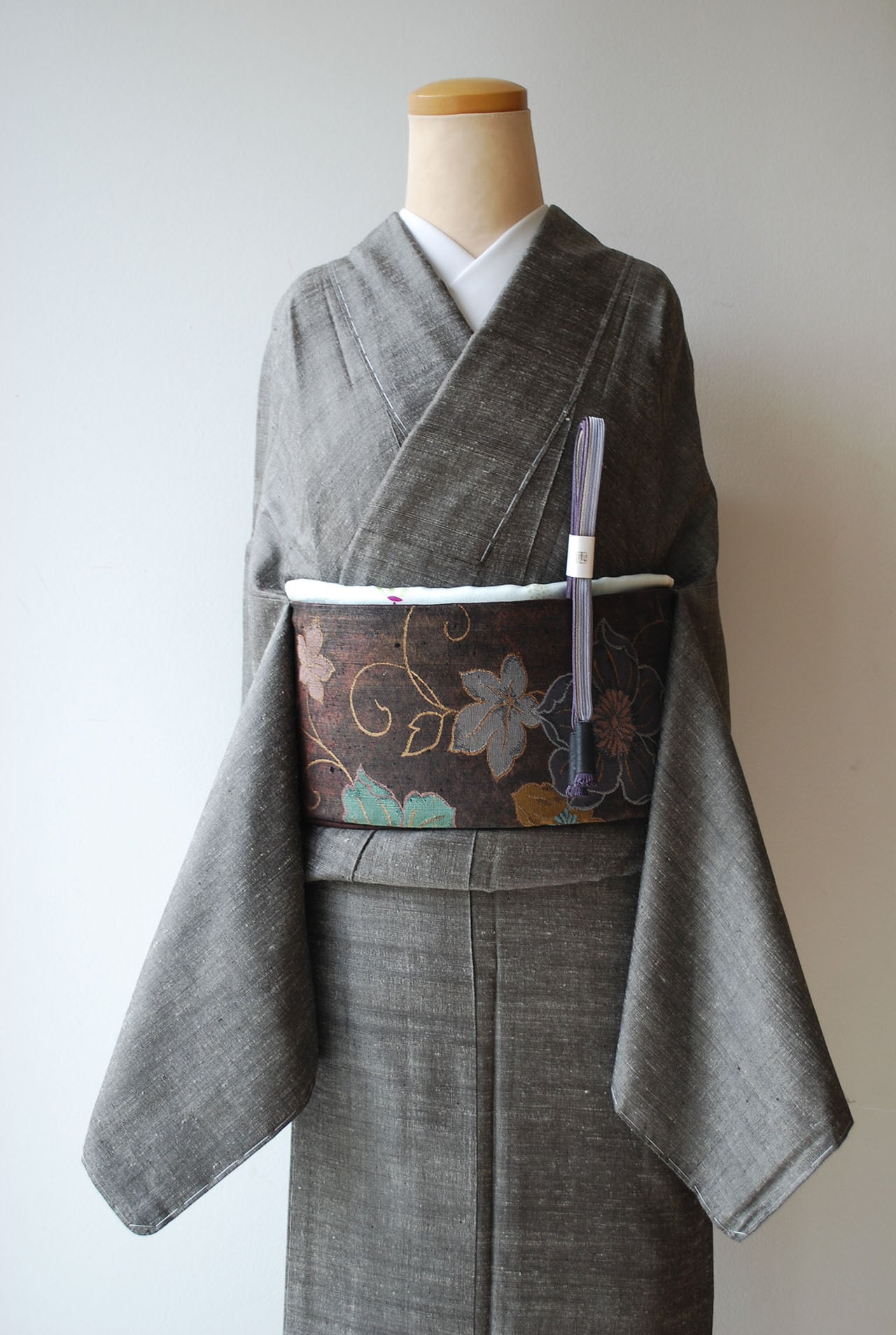 袷】黒紅色無地 結城紬 はたおり娘の証紙付き | 大山キモノ・ちぇら