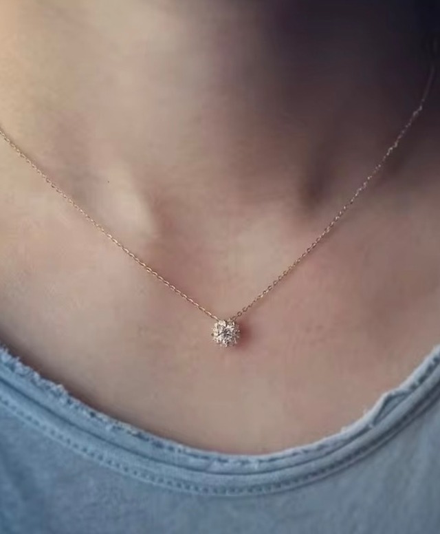 Floral motif necklace
