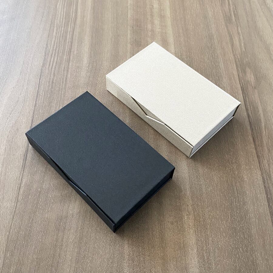 フォーマルカードケース （ブラック / グレージュ） | 【TAKEMEKI