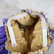 ベリーダンス オリエンタル 衣装 上下セット パープル系 クイーン Queen トップス スカート アーム アーム飾り 紫 鮮やか ラインストーン 花 上品 スリット 豪華 装飾 かわいい ダンス衣装 ステージ イベント インナーパンツ