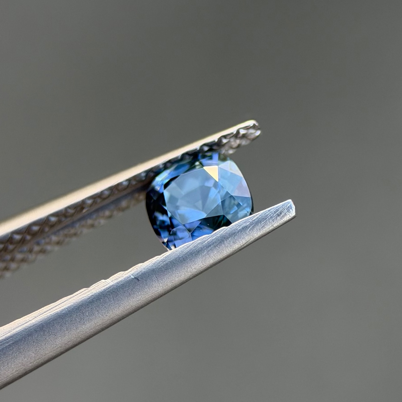 カラーチェンジジルコン 4.6x4.5mm, 0.64ct, ミャンマー産