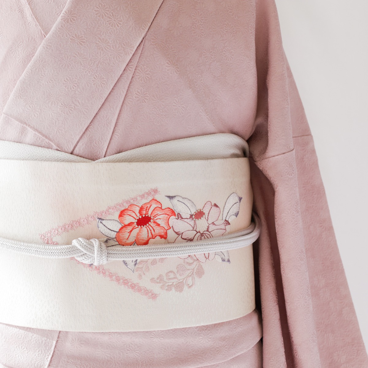 正絹名古屋帯・銀箔地に椿と藤／未使用同等の美品 | SELECT KIMONO 華ふじ
