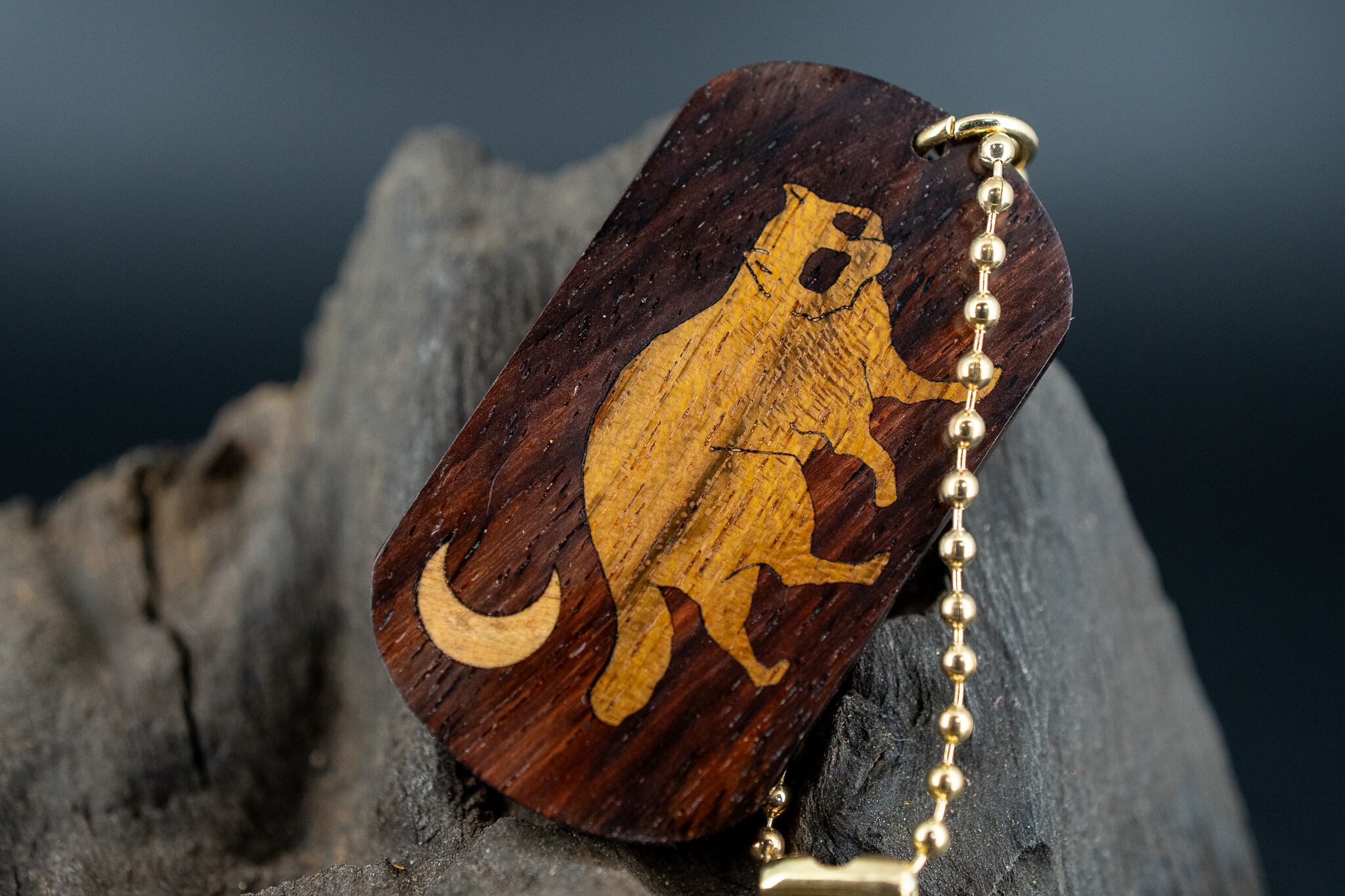 【唐木三大銘木】 紫檀 (ソノケリン) ドッグタグ 象嵌 三日月とたぬき